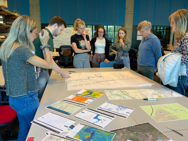 Voormalig Rijksbouwmeester Floris Alkemade (tweede van rechts) in gesprek met internationale studenten over het watermolenlandschap van Wolfswinkel. Foto: TU/e